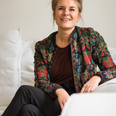 Jeannine Bechhaus in ihrem Seminarraum in Köln Ehrenfeld